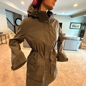 DKNY olive colored light outdoor coat
Women’s M